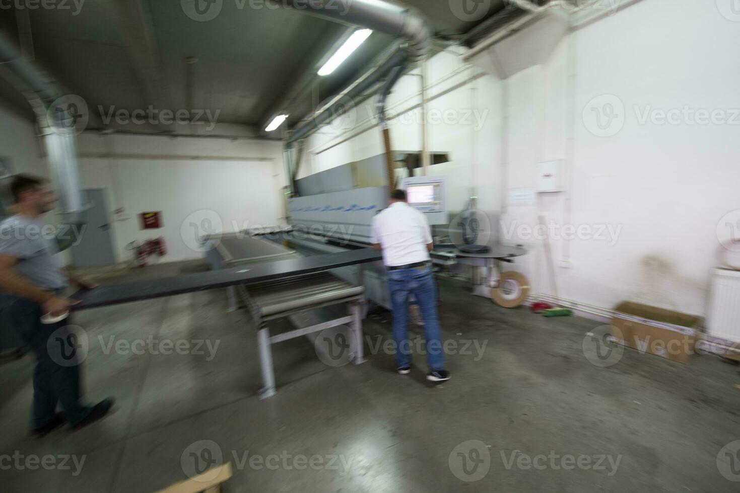 arbeiders in een fabriek van houten meubelen foto