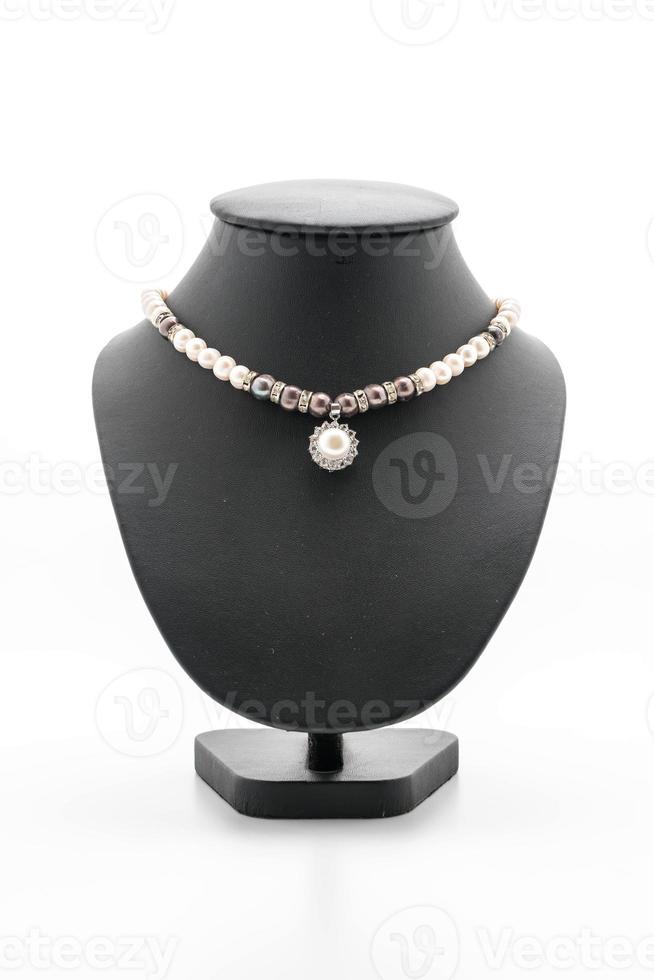 mooie en luxe ketting met sieraden stand nek op wit foto