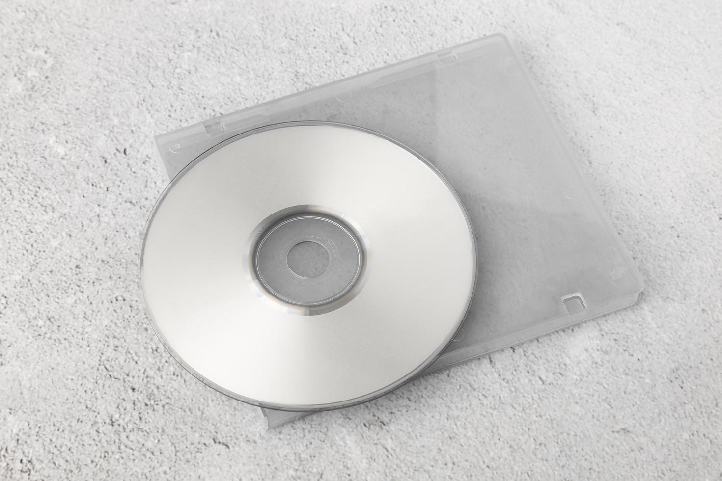 realistische witte cd-sjabloon op witte cementachtergrond foto