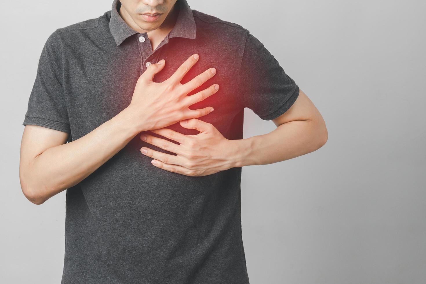 man heeft pijn op de borst die lijdt aan hartaandoeningen, hart- en vaatziekten foto
