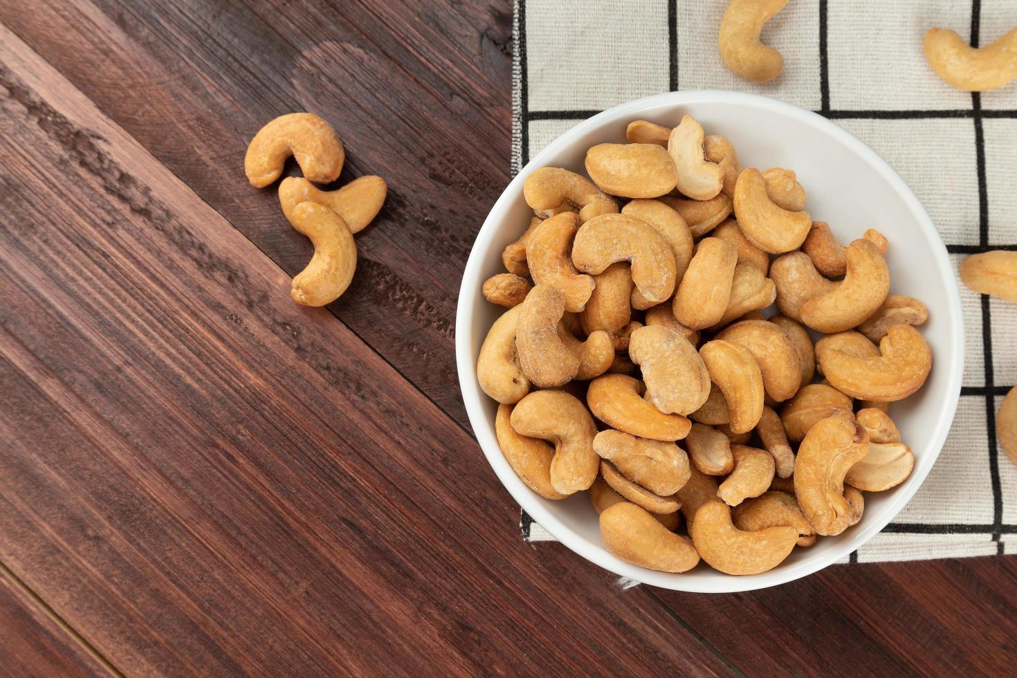 cashewnoten op tafel, plat leggen, gezonde snack, vegetarisch eten foto