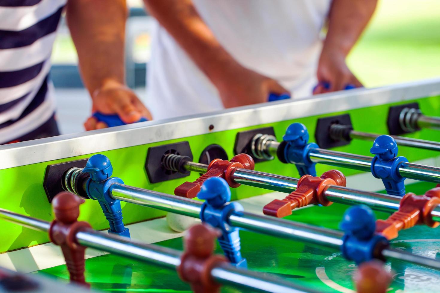 sport voetbalspel spelen op tafelvoetbal foto