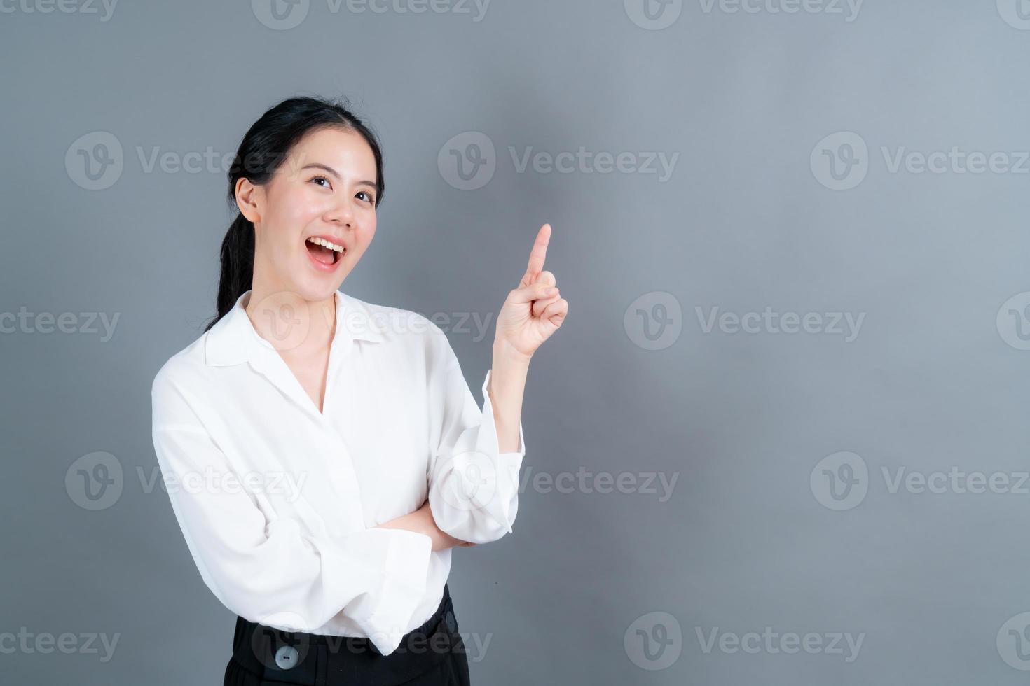 mooie en jonge Aziatische vrouw denken woman foto