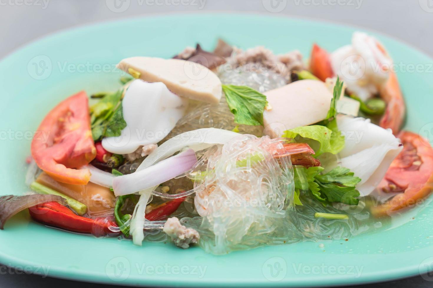pittige zeevruchten vermicelli salade foto
