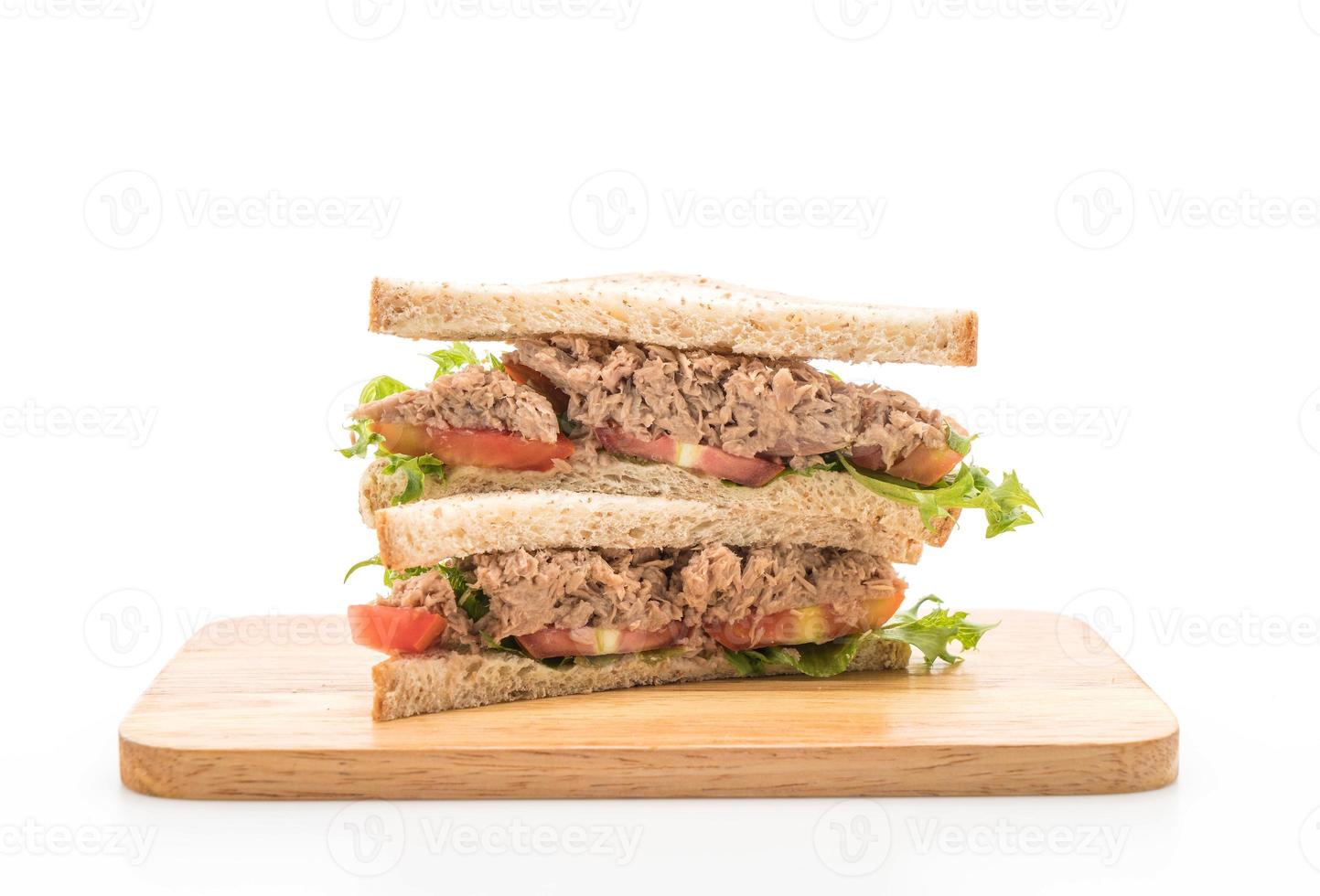 tonijnsandwich op witte achtergrond foto