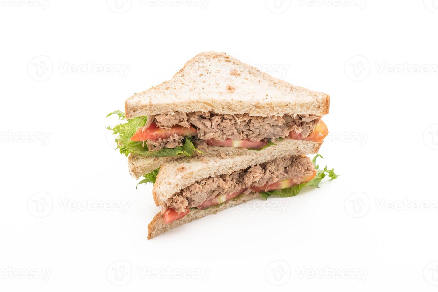 tonijnsandwich op witte achtergrond foto