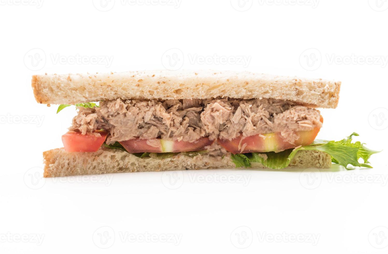 tonijnsandwich op witte achtergrond foto