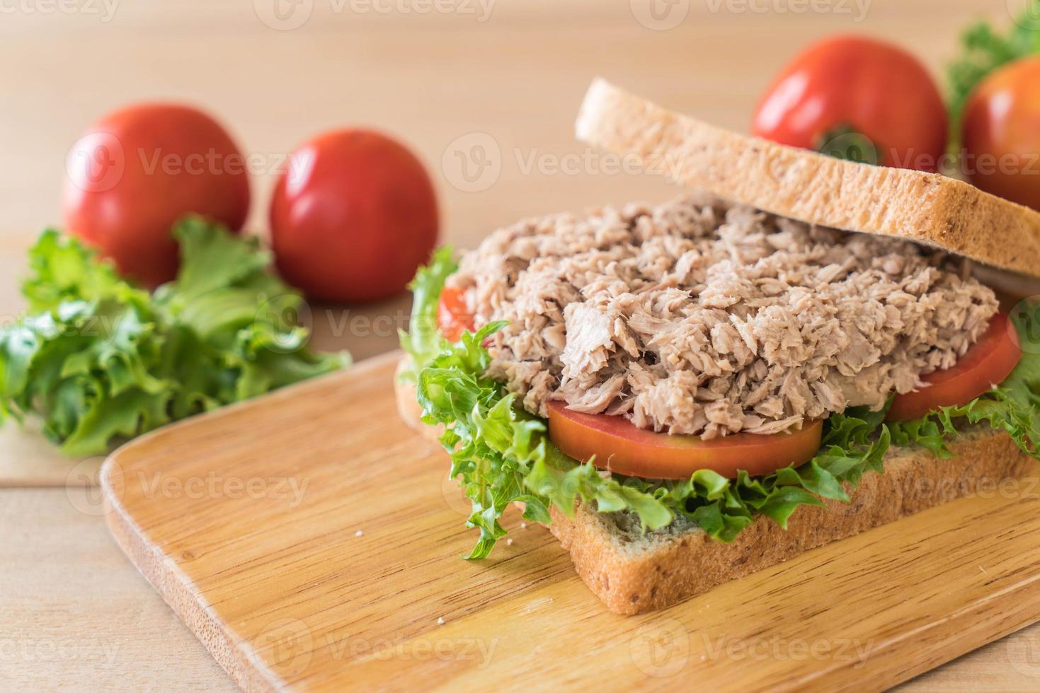 tonijnsandwich op een houten bord foto