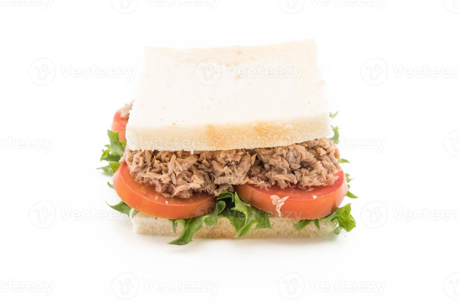 tonijnsandwich op witte achtergrond foto