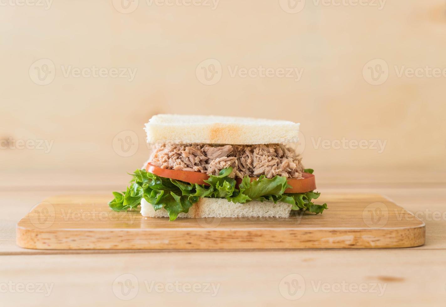 tonijnsandwich op een houten bord foto