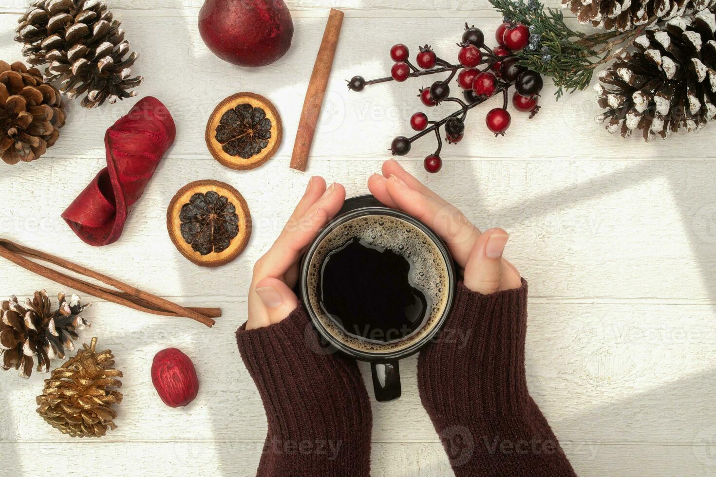 handen Holding koffie met vakantie thema foto