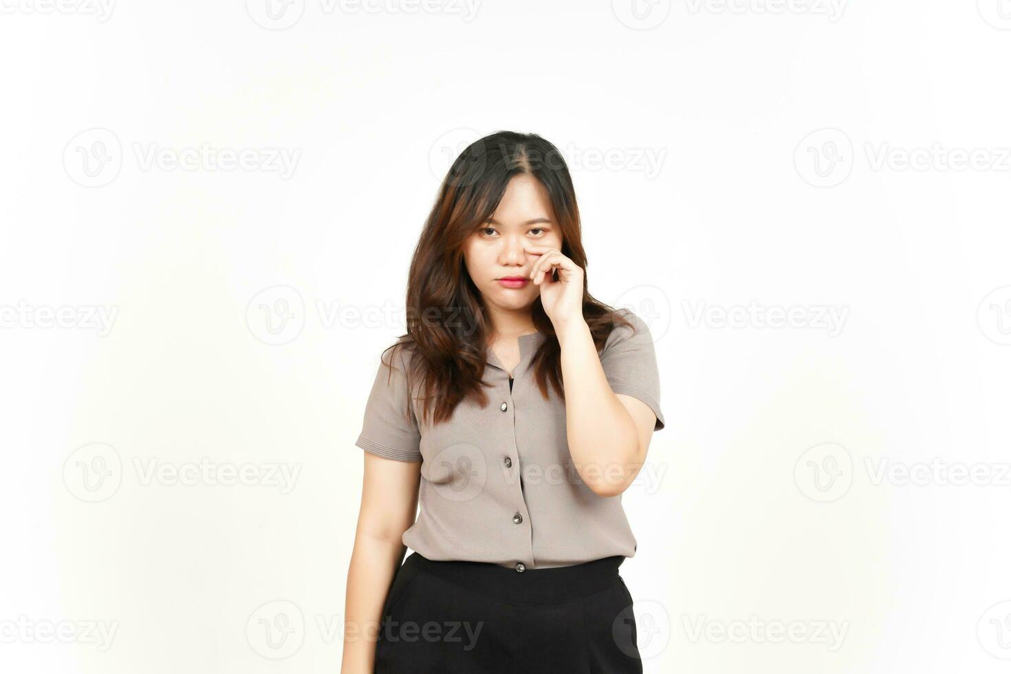 verdrietig huilen gezicht uitdrukking van mooi Aziatisch vrouw geïsoleerd Aan wit achtergrond foto