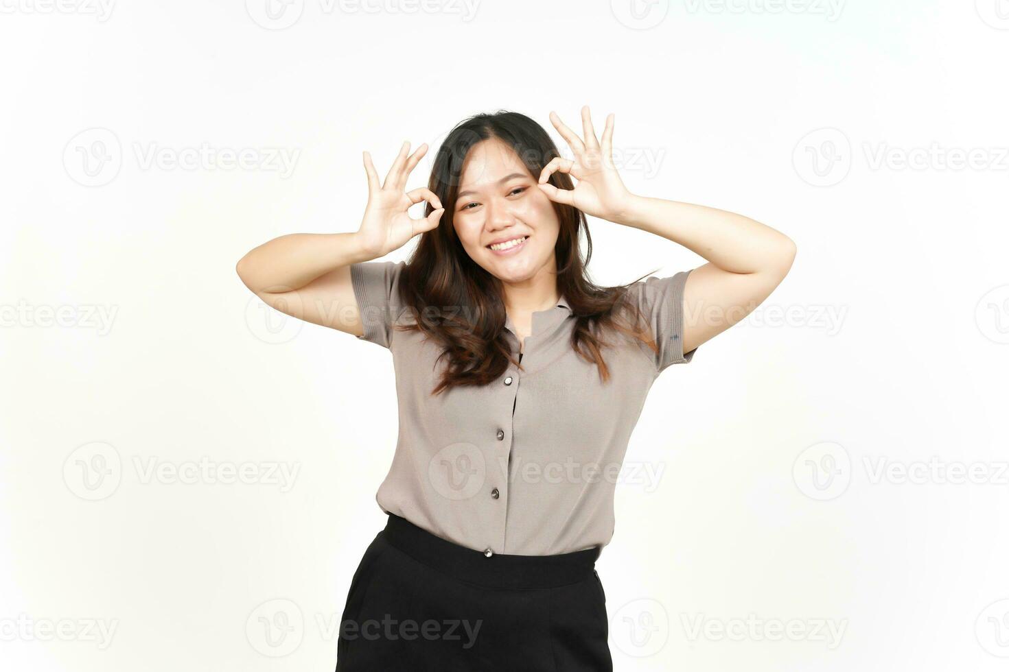 tonen OK vinger teken van mooi Aziatisch vrouw geïsoleerd Aan wit achtergrond foto