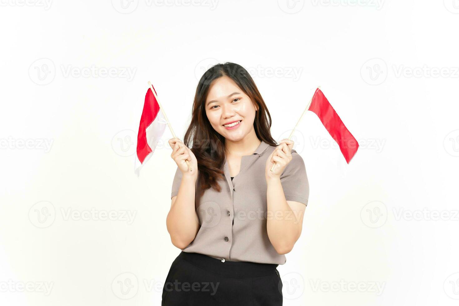 Holding Indonesië vlag gelukkig voor Indonesië onafhankelijkheid dag 17 augustus van mooi Aziatisch vrouw foto