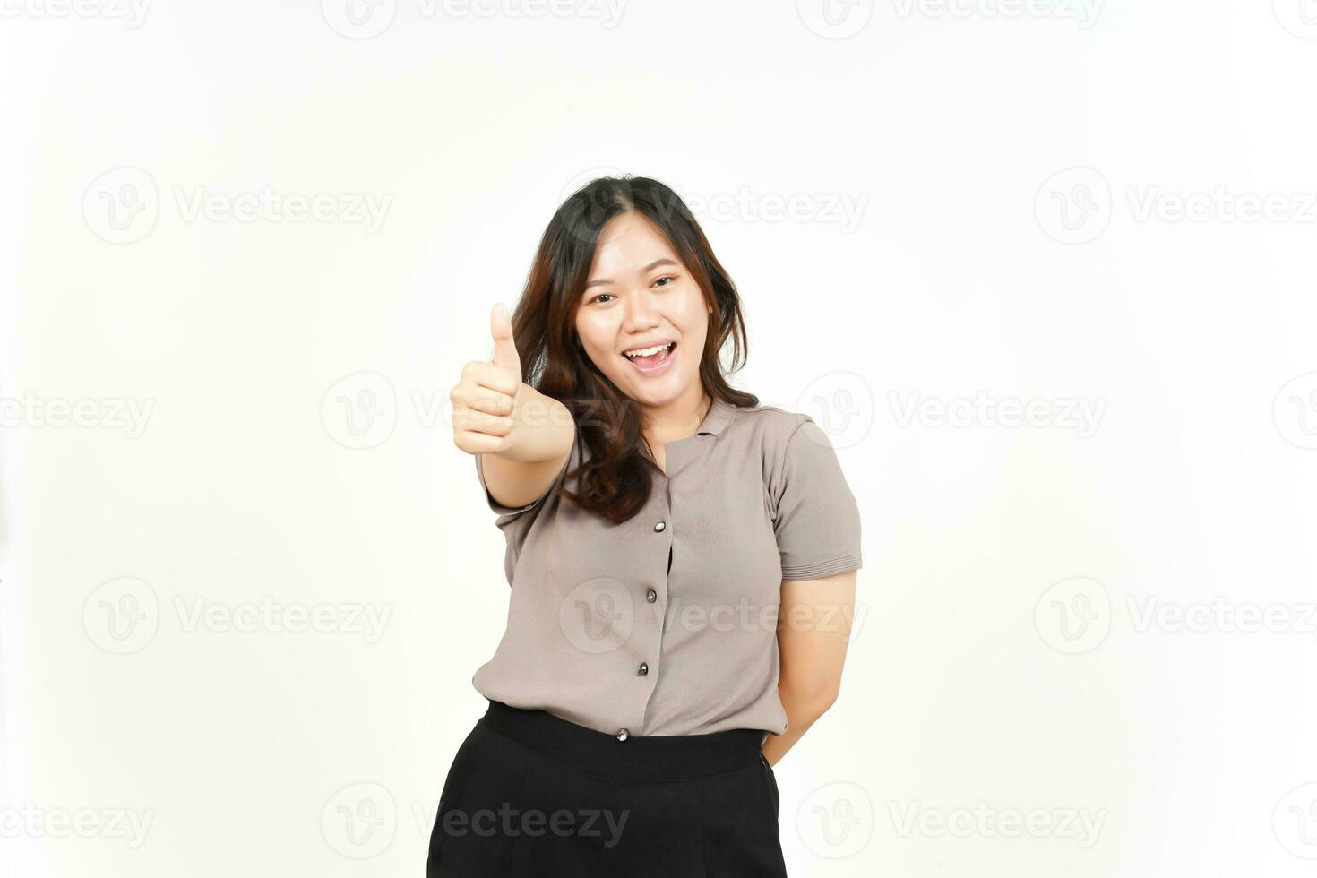 tonen duimen omhoog van mooi Aziatisch vrouw geïsoleerd Aan wit achtergrond foto