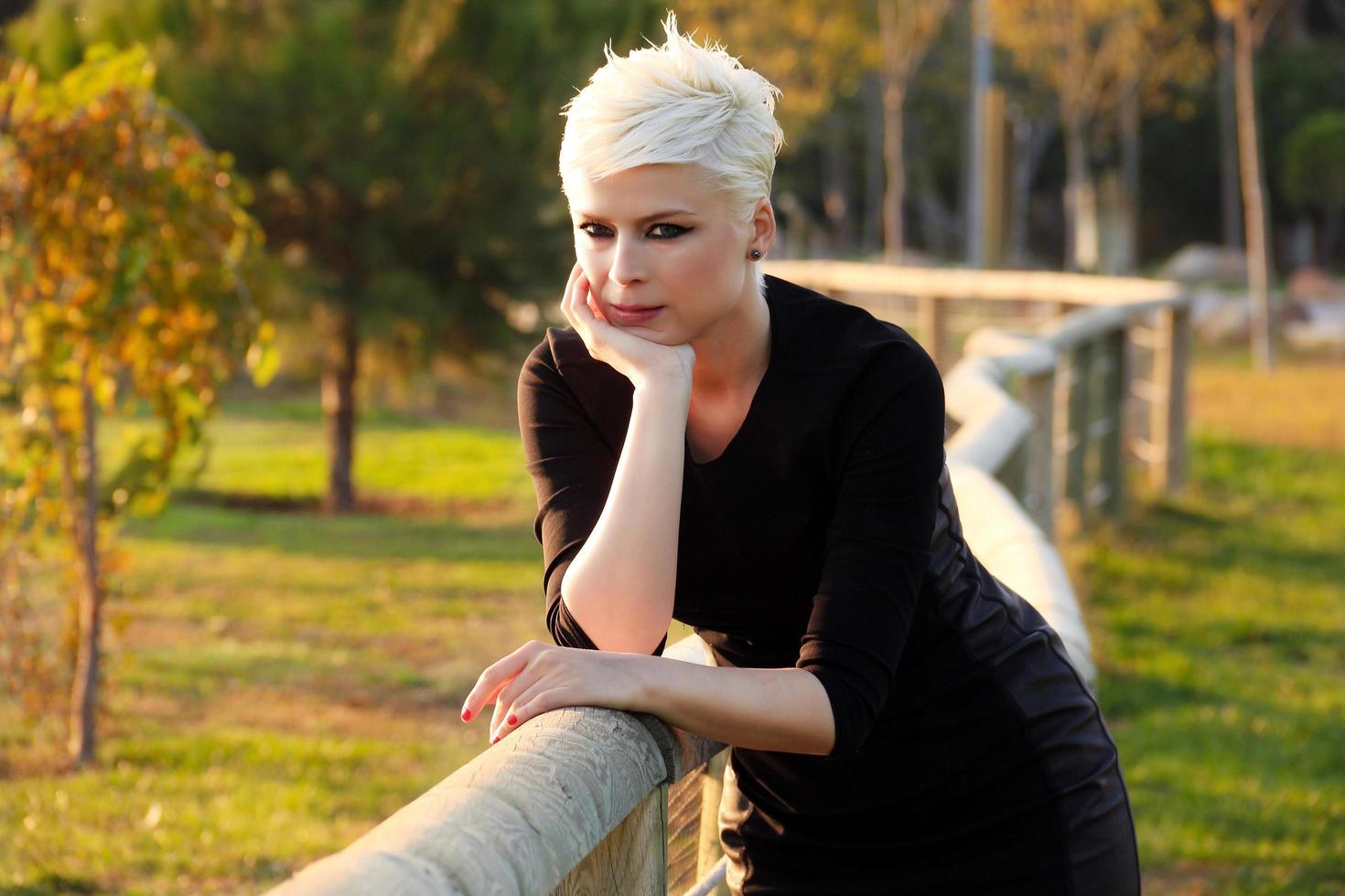 blonde vrouw in het park in de groene natuur foto