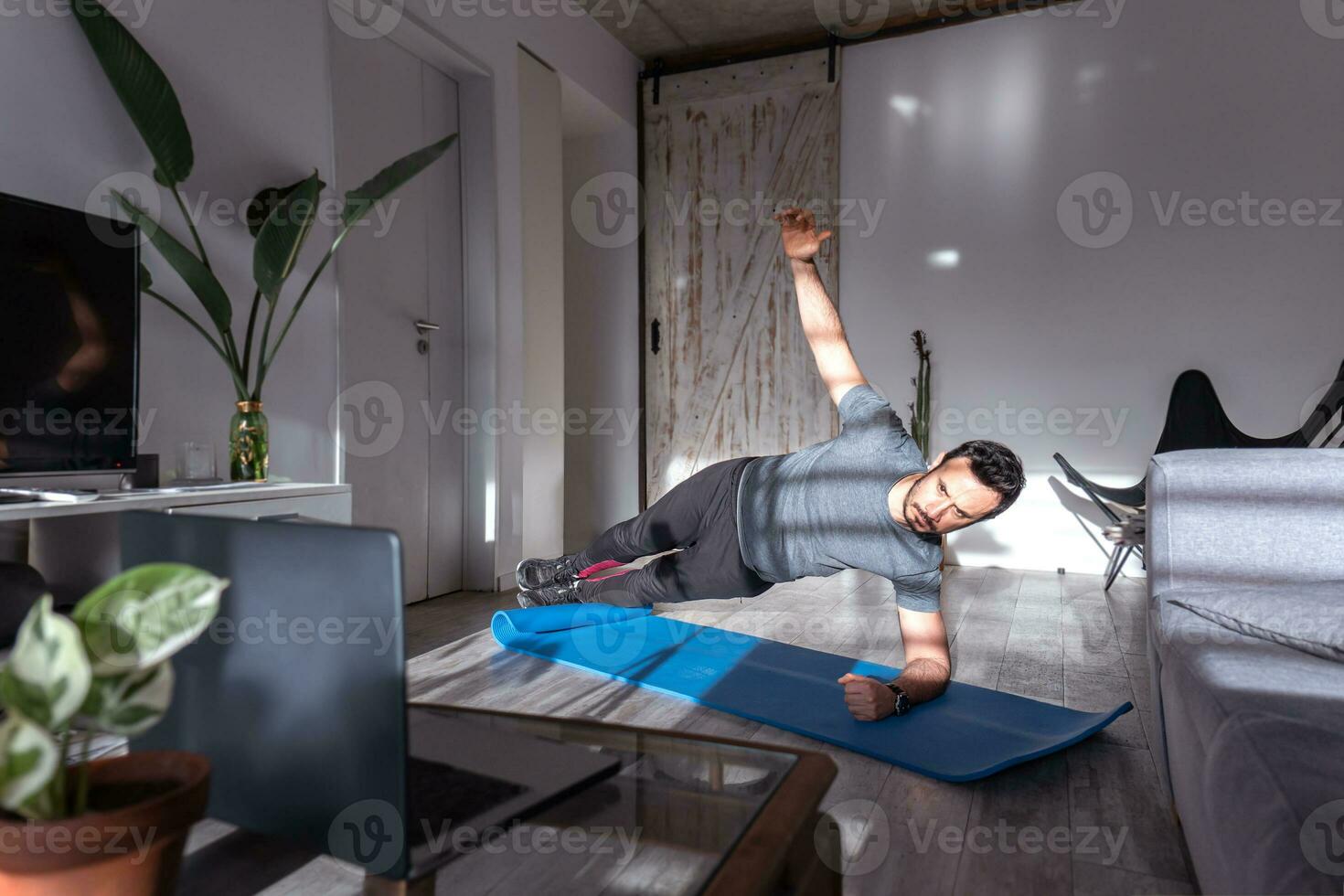 Latijns Mens Bij huis voor pushup of plank opleiding online. foto