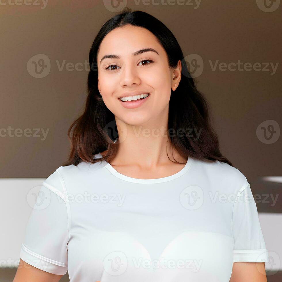 gelukkig glimlachen vrouw in wit t-shirt mockup foto