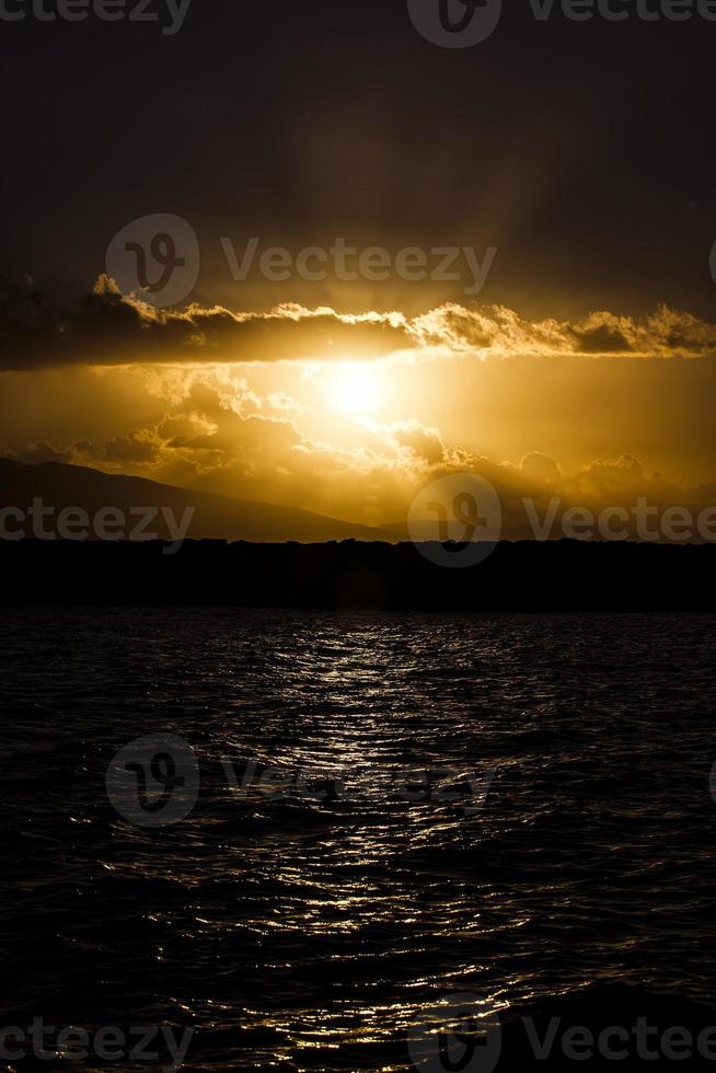 prachtige romantische zonsondergang en de zee foto