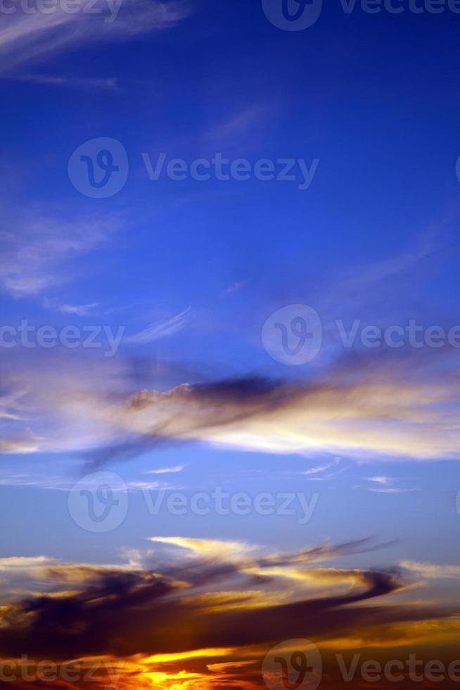 donkere en glanzende zachte wolken aan de lucht foto