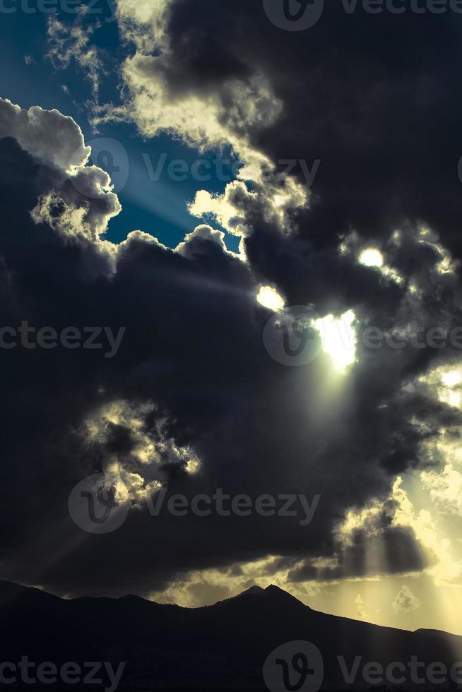 donkere en glanzende zachte wolken aan de lucht foto