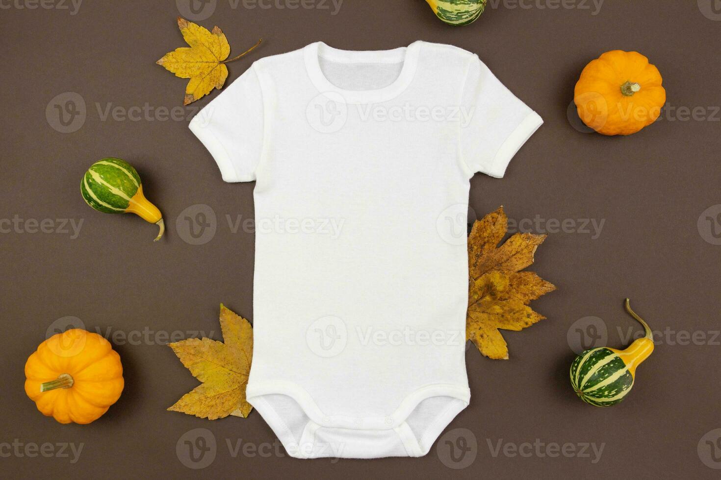 wit baby meisje of jongen bodysuit vlak leggen mockup met pompoenen en gedaald bladeren Aan donker achtergrond. ontwerp Onesie sjabloon, afdrukken presentatie bespotten omhoog. top visie. foto