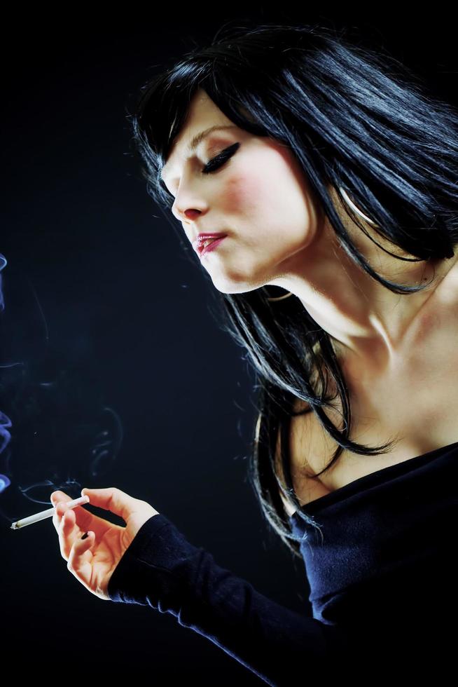 jonge mooie vrouw rook sigaret foto
