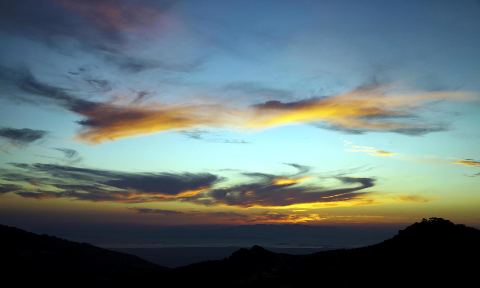 donkere en glanzende zachte wolken aan de lucht foto