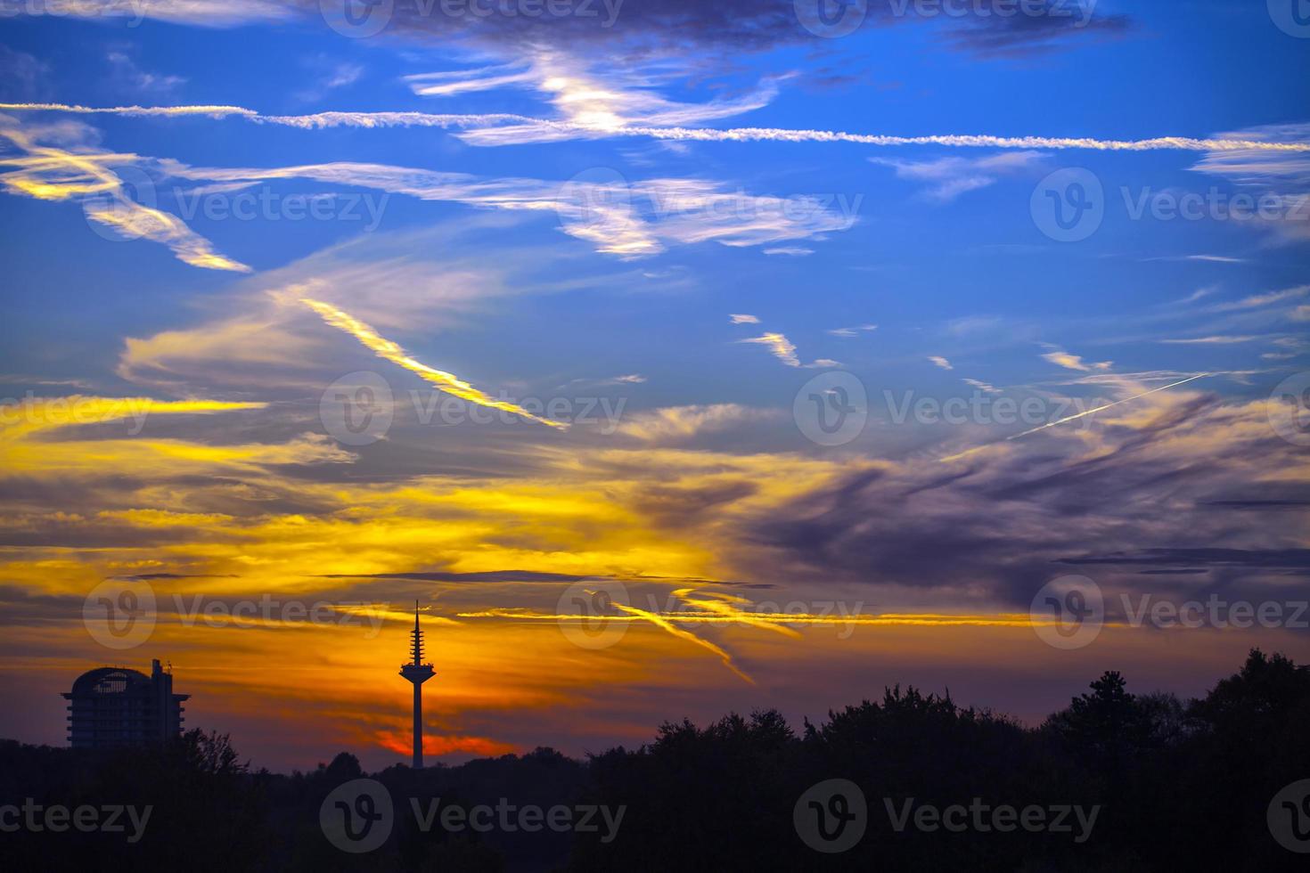 donkere en zachte wolken aan de lucht foto