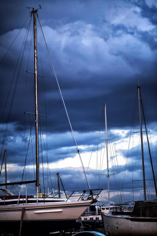 zeiljachtboten en de wolken foto