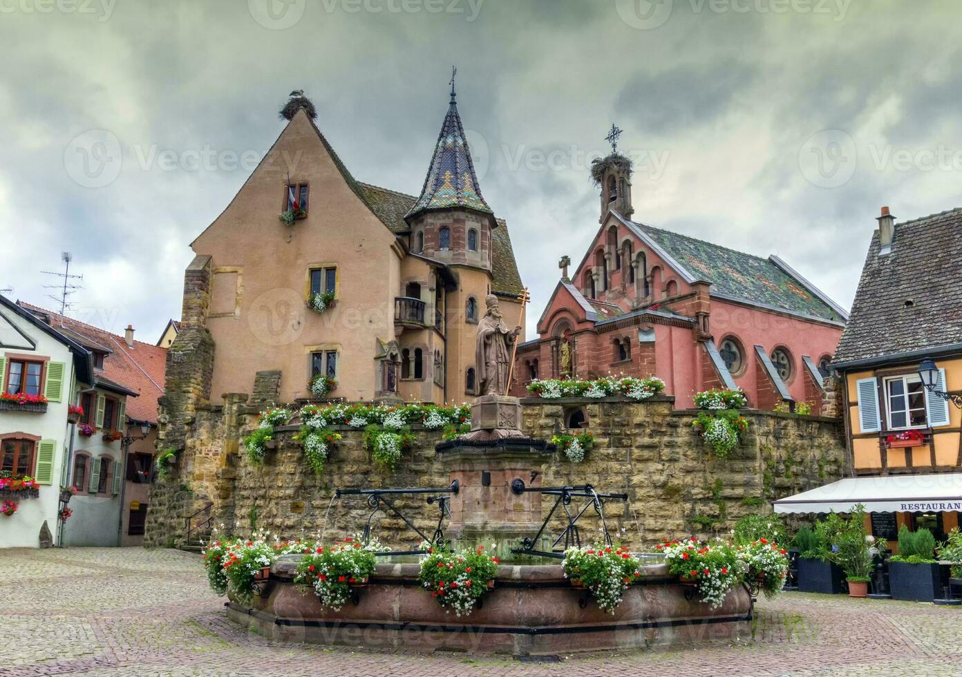 Sint-Leon fontein in eguisheim, Elzas, Frankrijk foto