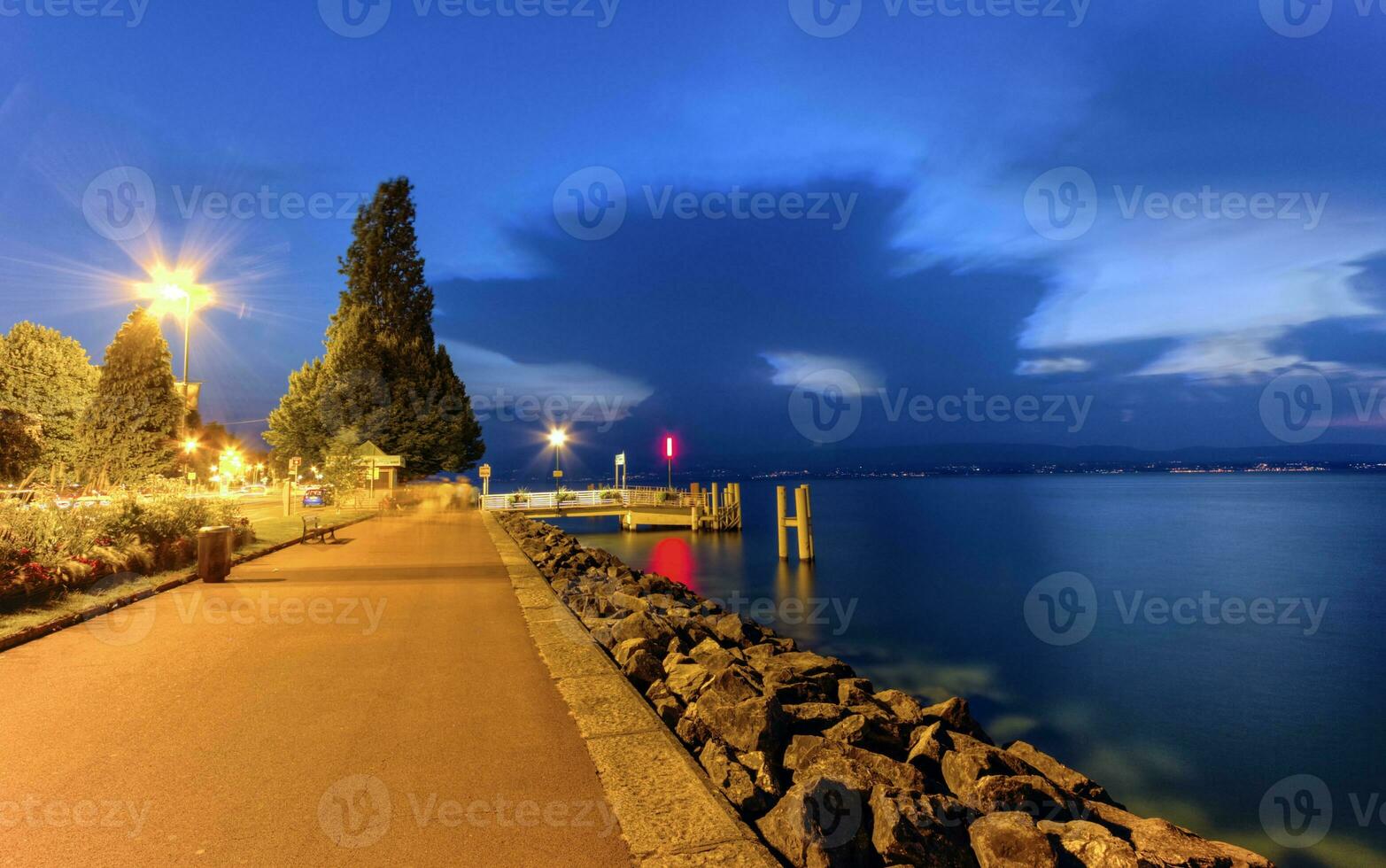 evian-les-bains promenade in de buurt Genève meer, Frankrijk foto