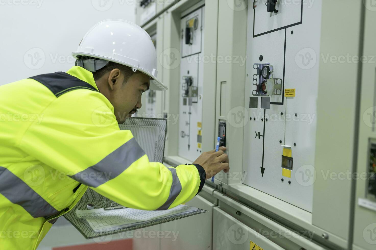 elektrisch ingenieur Mens controle Spanning Bij de macht distributie kabinet in de controle kamer, preventief onderhoud jaarlijks, thailand elektricien werken Bij bedrijf foto