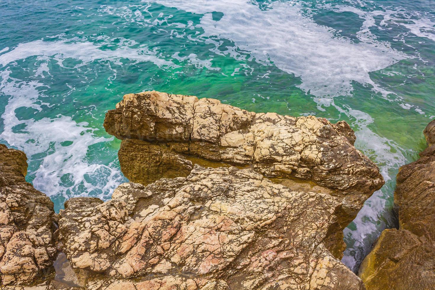 turkoois en rotsachtig strand en promenade novi vinodolski kroatië. foto