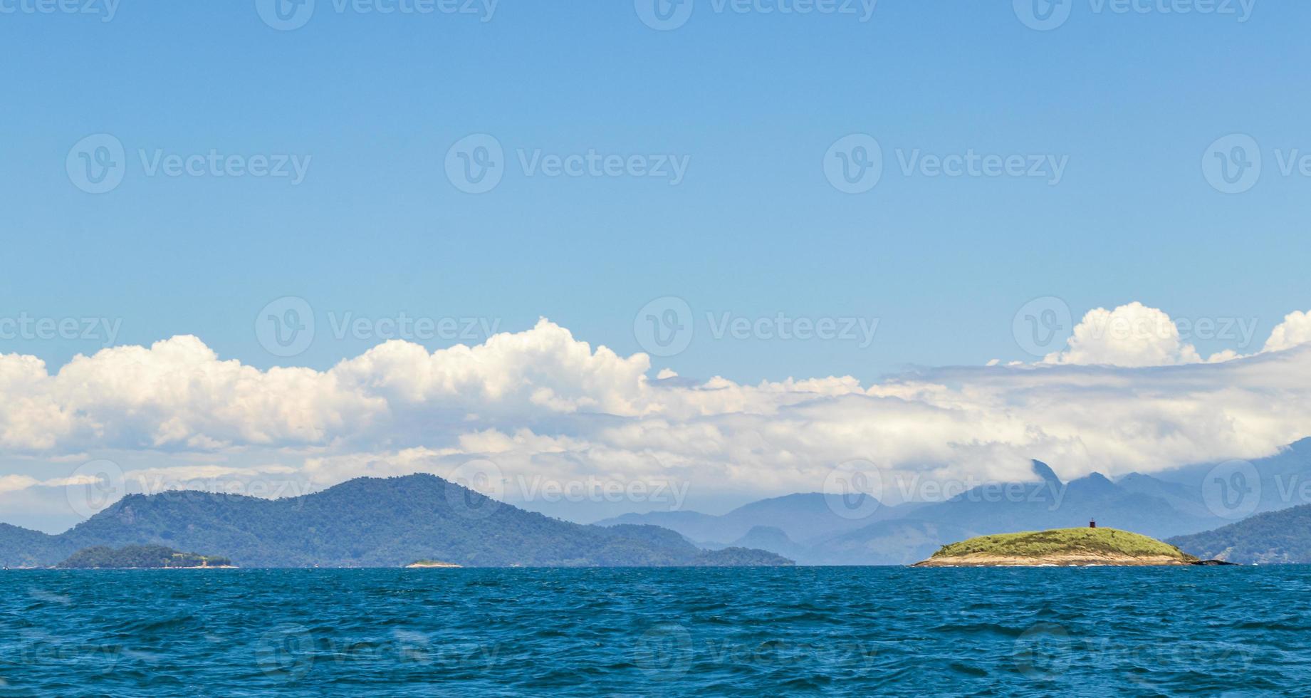 panorama van tropische eilanden ilha grande angra dos reis brazilië. foto