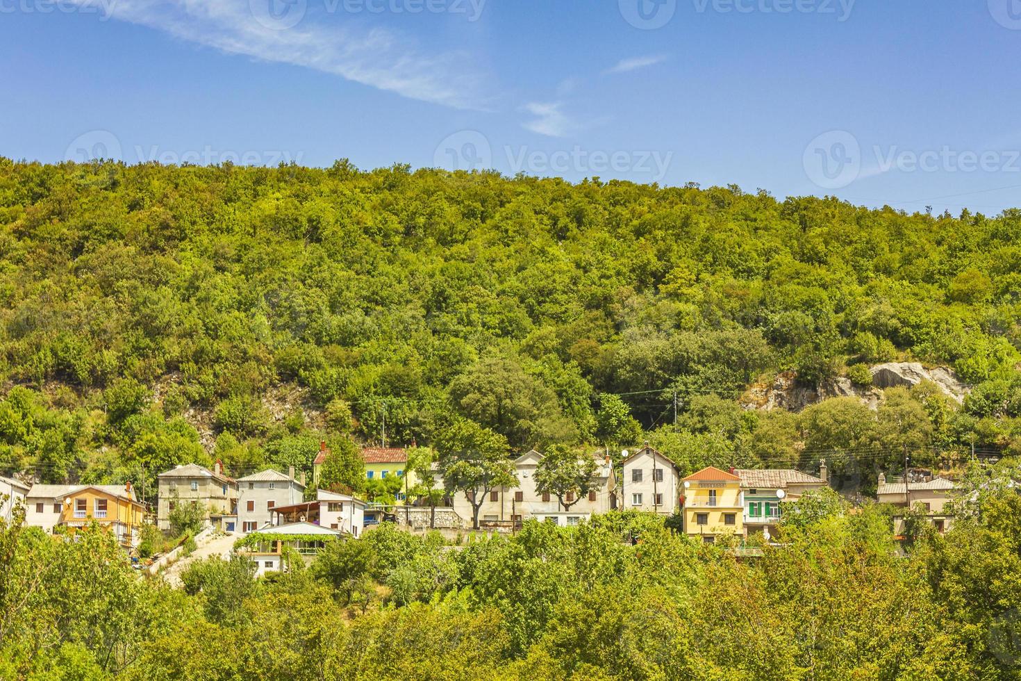 rij huizen in natuurpanorama in prachtig kroatië. foto