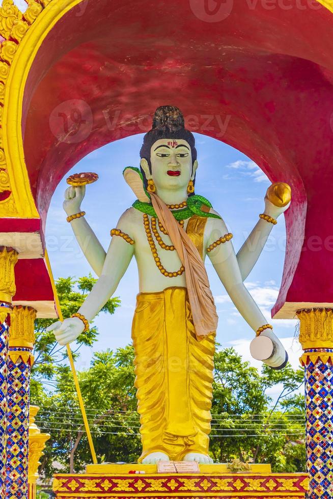 kleurrijk standbeeld bij wat plai laem-tempel op het eiland van koh samui, thailand, 2018 foto