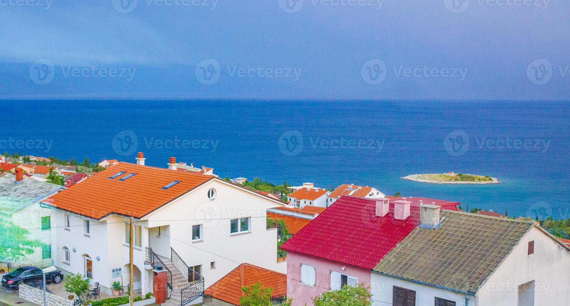 novi vinodolski en san marino eiland in kroatië op een regenachtige dag foto