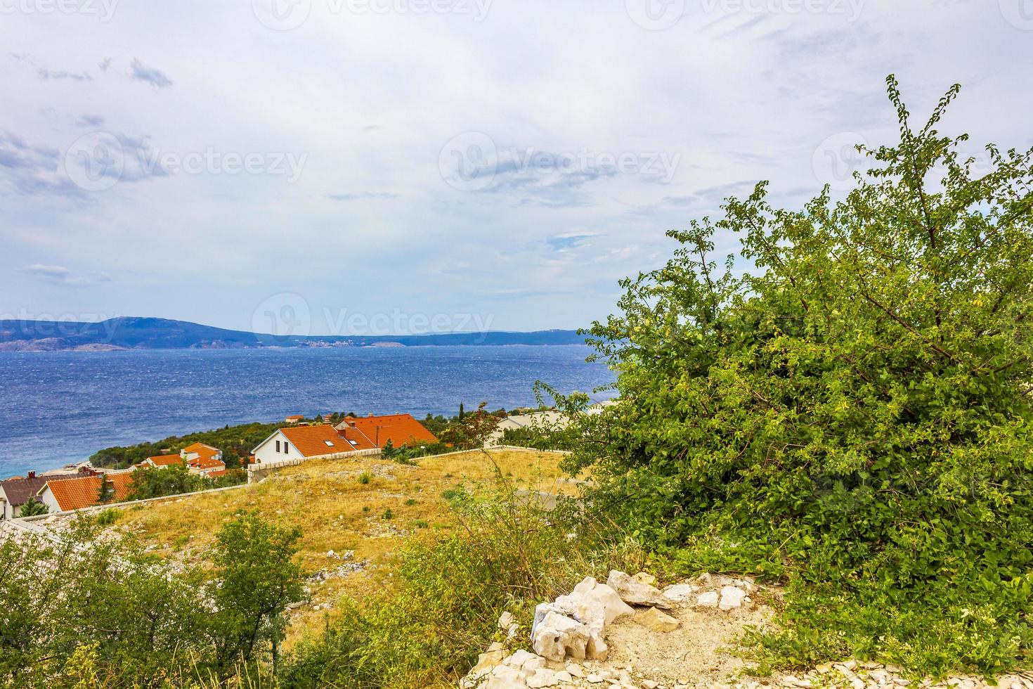 novi vinodolski in kroatië op een regenachtige dag foto