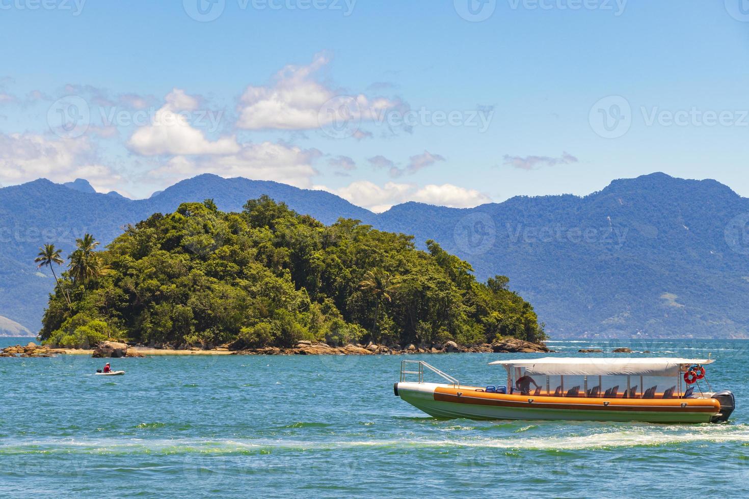 boottocht op het strand van abraao en ilhas do macedo, ilha grande, brazil foto