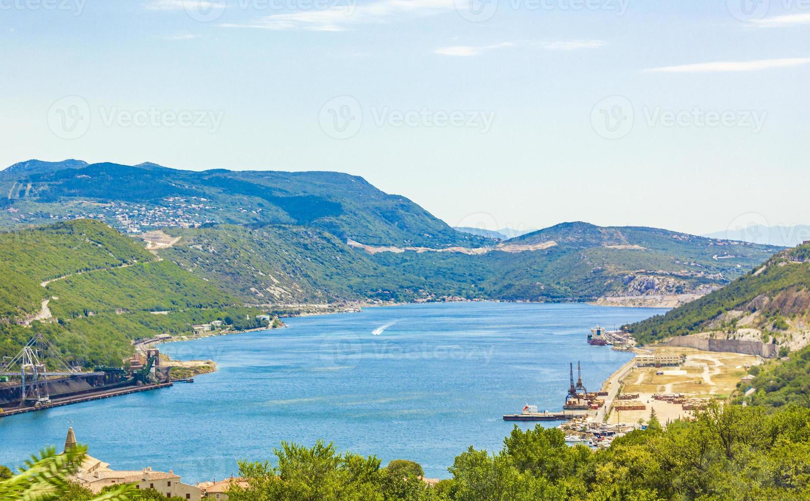 de blauwe baai en de haven van bakarski zaliv, bakar, kroatië foto