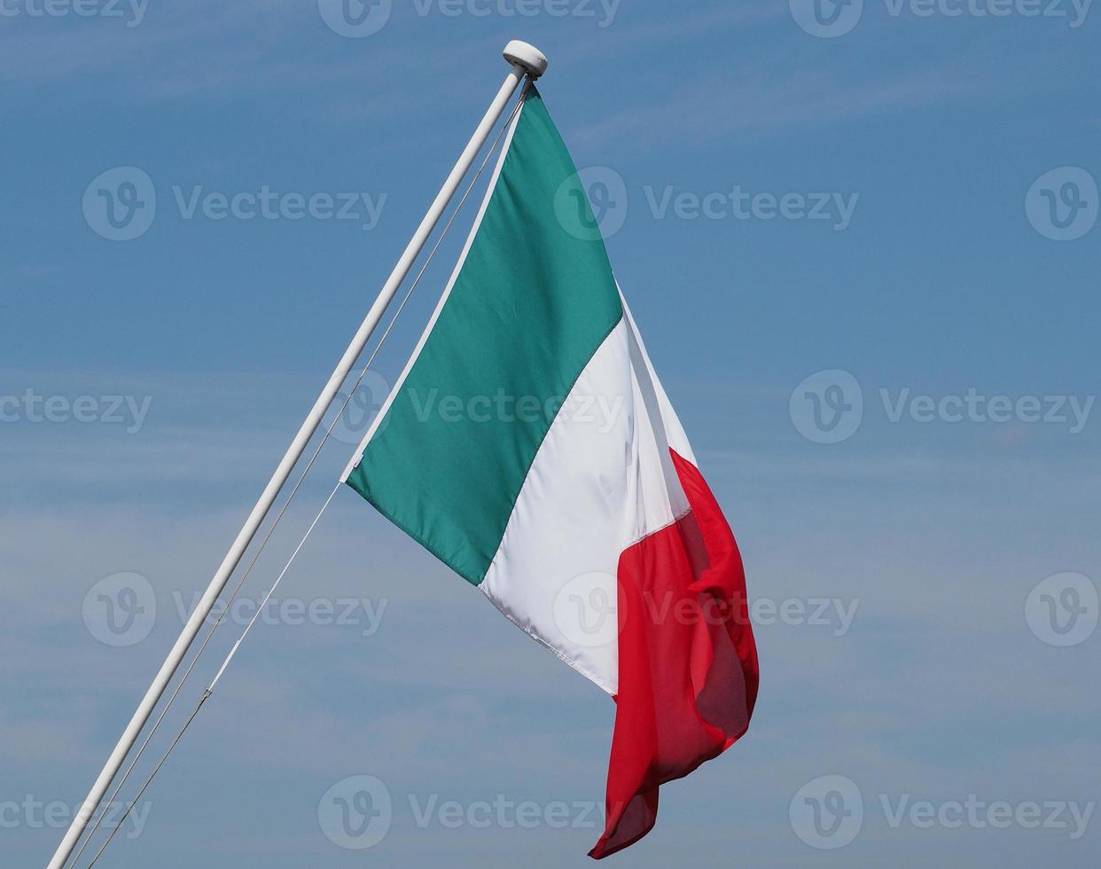 Italiaanse vlag van Italië over blauwe hemel foto