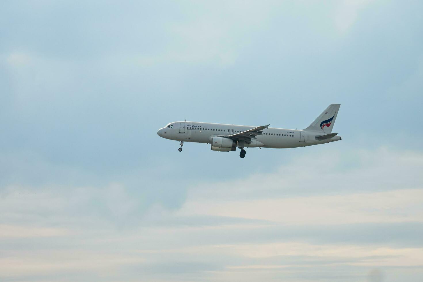 Bangkok, Thailand - augustus 26, 2023 Bangkok luchtwegen bereiden voor landen Bij suvarnabhumi luchthaven, Thailand foto