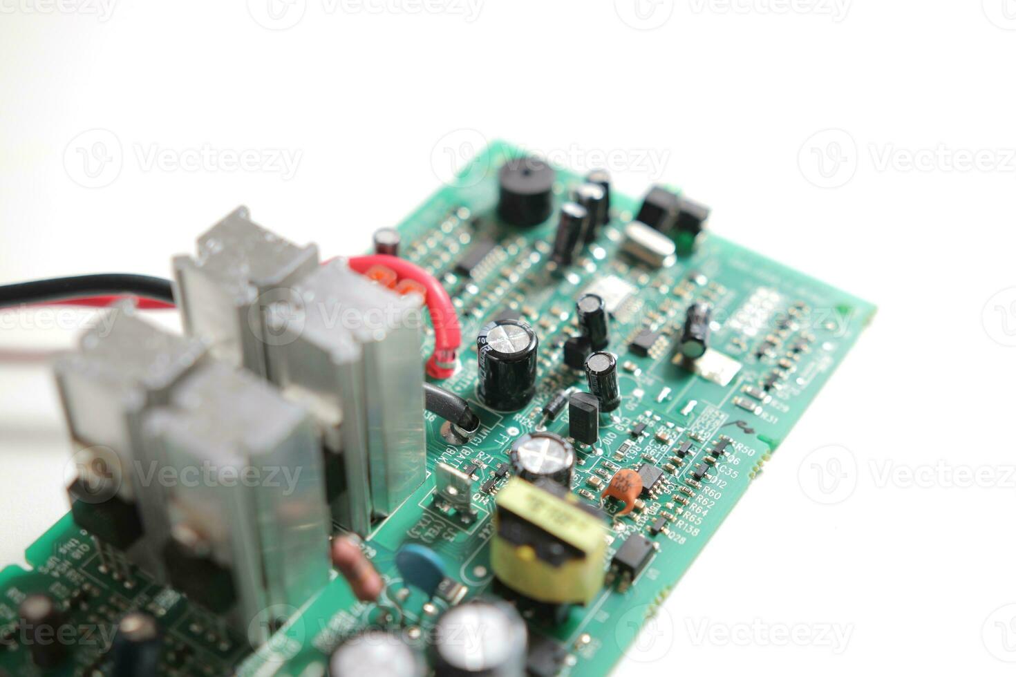 macht levering modern gedrukte schakeling bord met elektronisch componenten met transistor. pcb detail foto