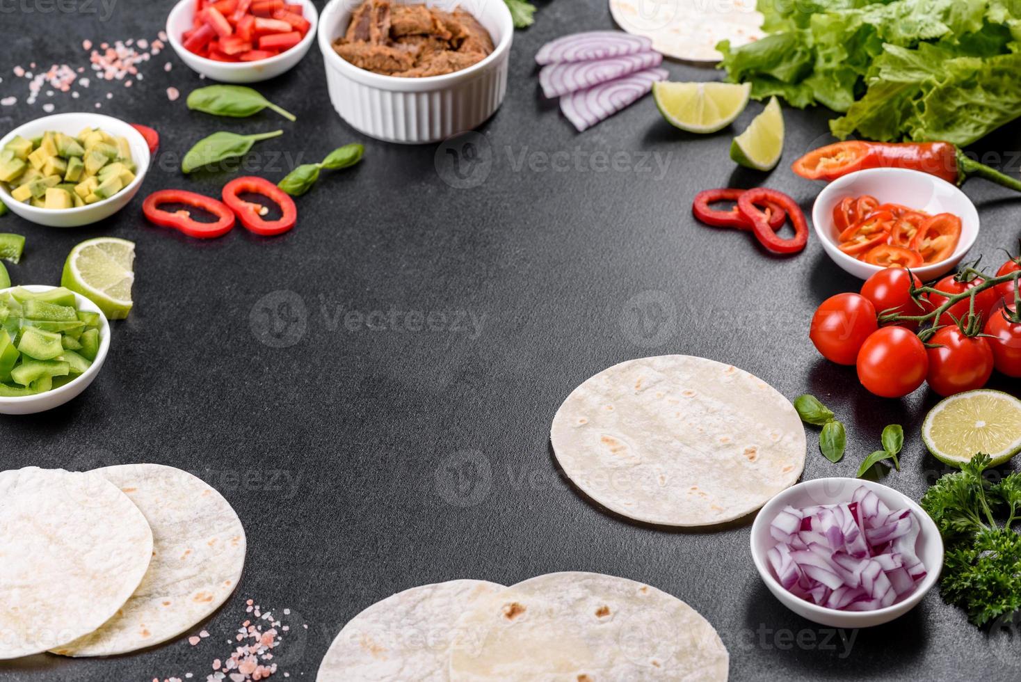 Mexicaanse taco's met rundvlees, tomaten, avocado, ui en salsasaus foto