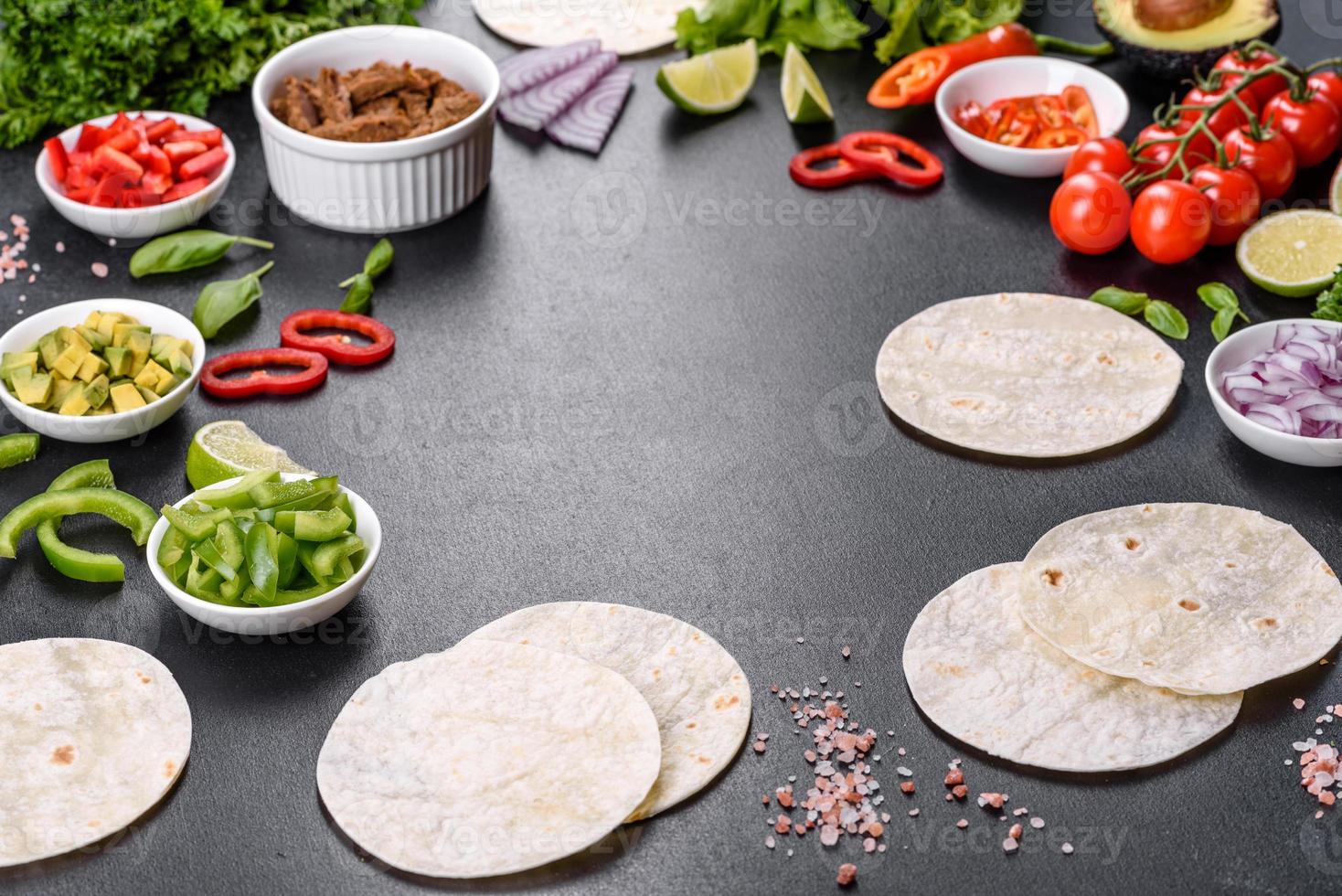 Mexicaanse taco's met rundvlees, tomaten, avocado, ui en salsasaus foto