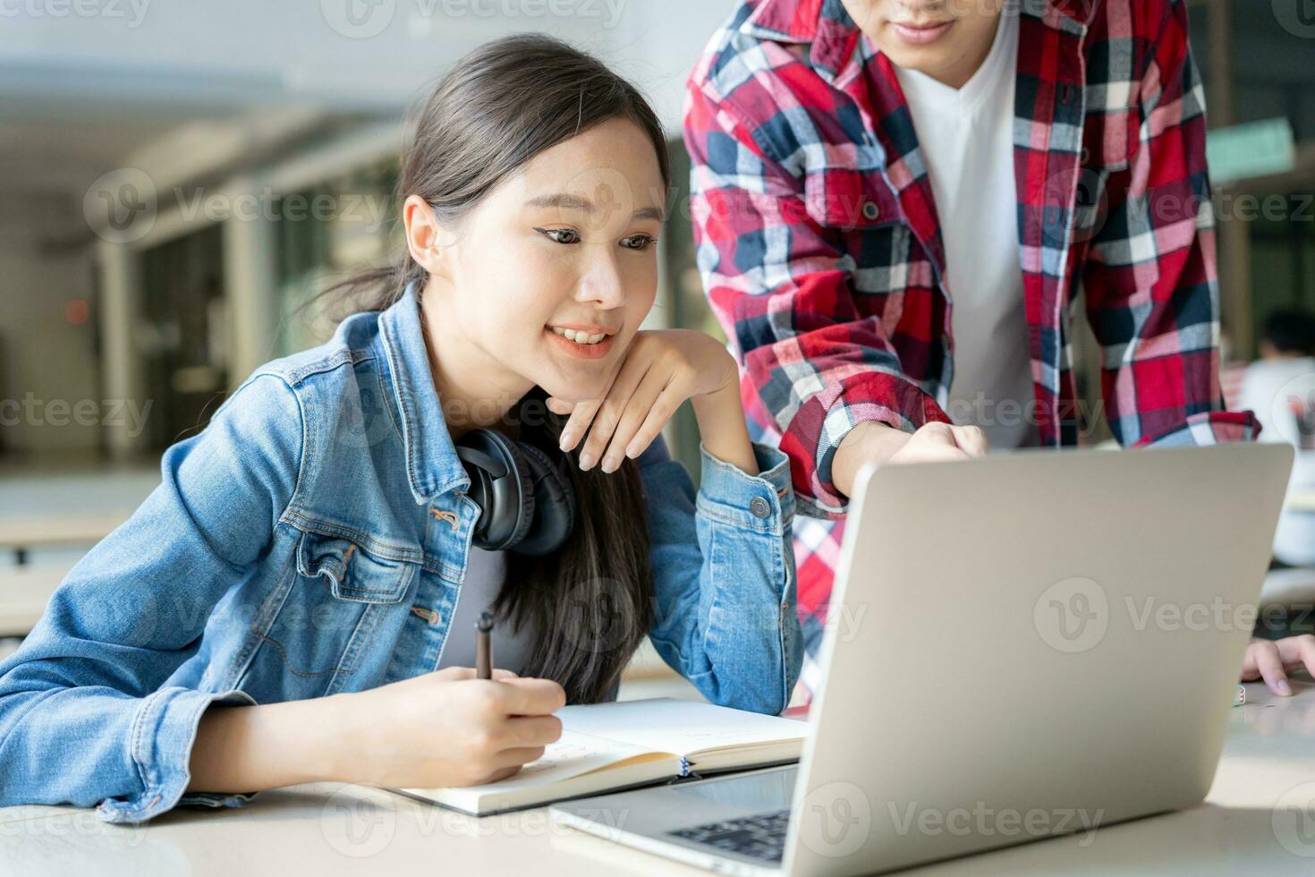 groep Aziatisch leerling vergadering team voor werk project. team gelukkig studie online. lezen boek in college campus. groep Aan Internationale Azië Universiteit. opleiding, studie, school, middelbare school, diploma uitreiking foto