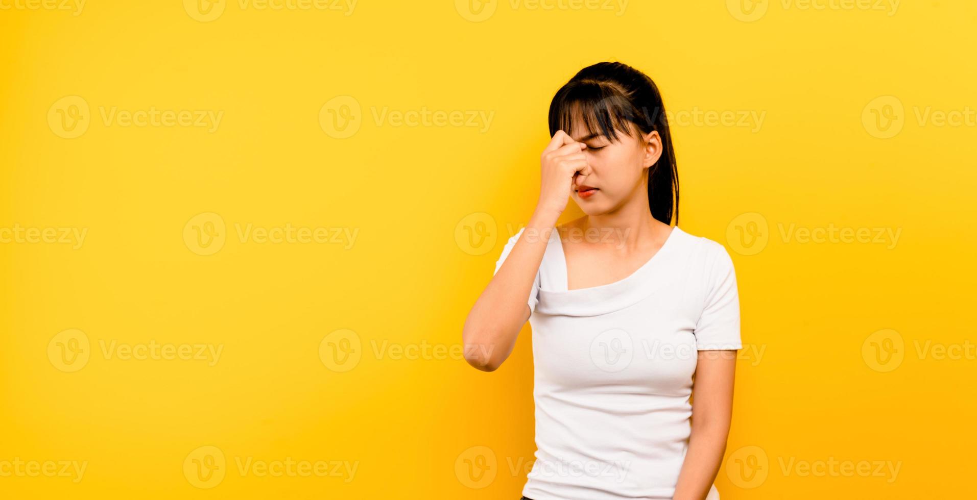 aziatische vrouw die een wit overhemd op een gele achtergrond draagt foto