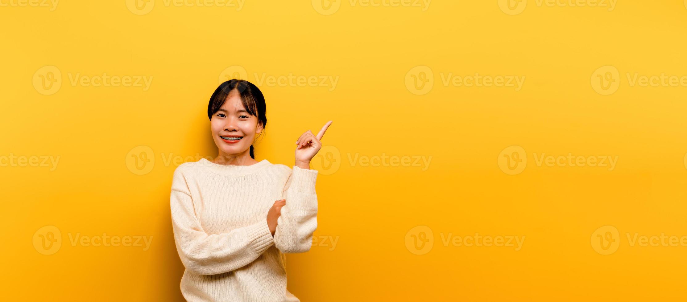 Aziatisch meisje mooi gekleed in een witte vrijetijdskleding op een gele foto