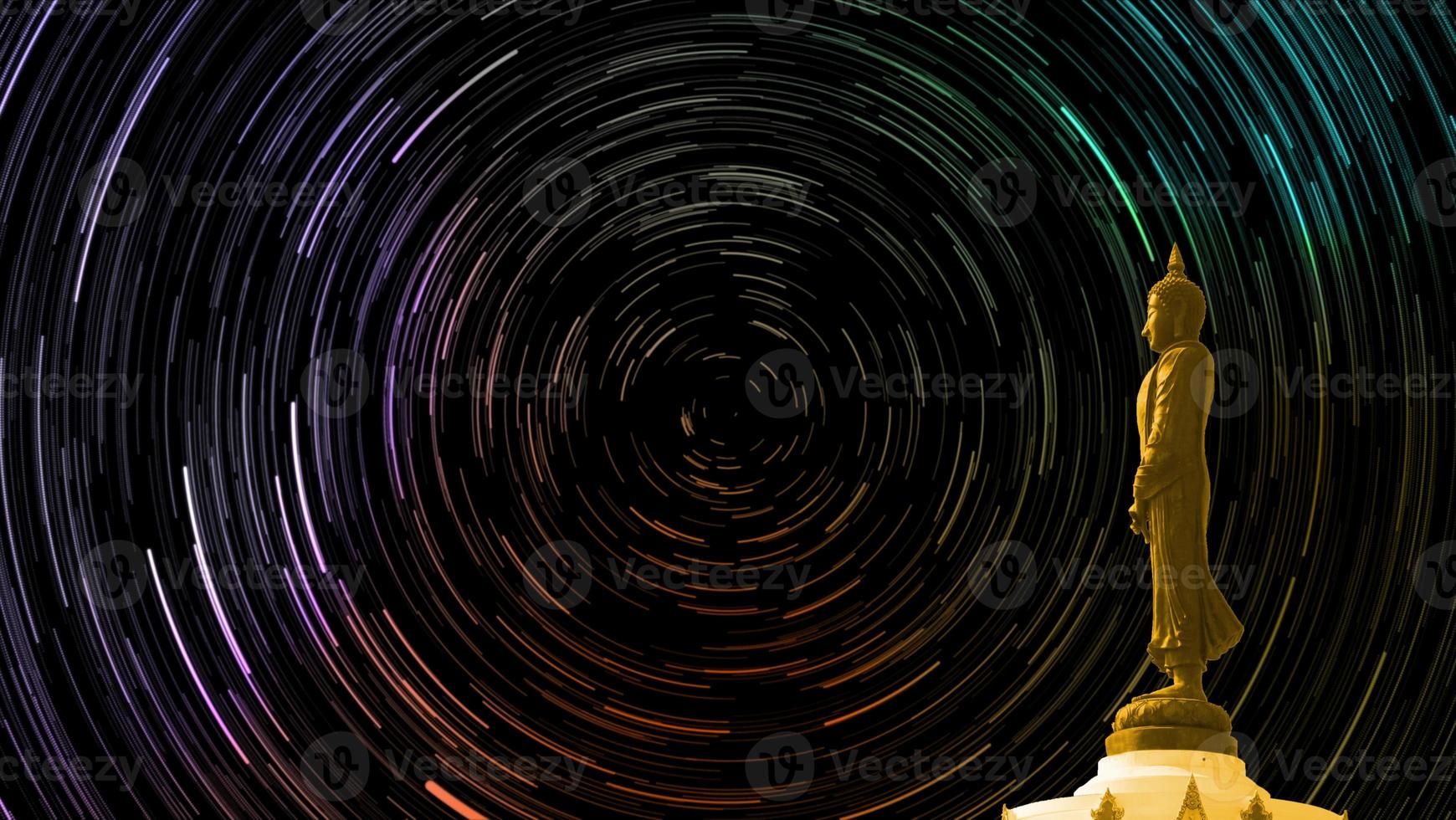 sterrenspoor op de hemelrug Boeddha ziet er uit als een staande status van zeven dagen foto